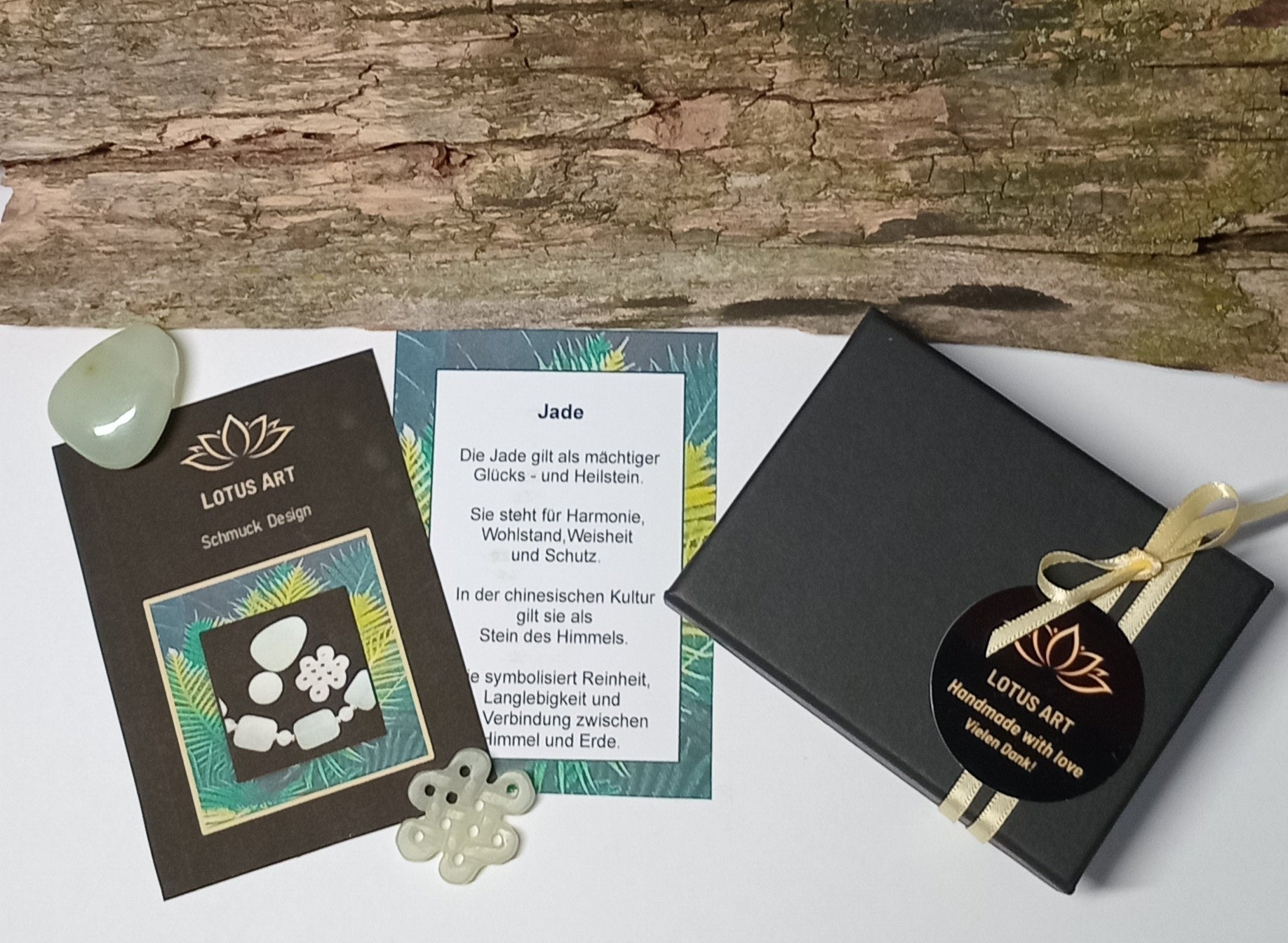 Schöne Jade Halskette in zartem Hellgrün mit chinesischem Knoten