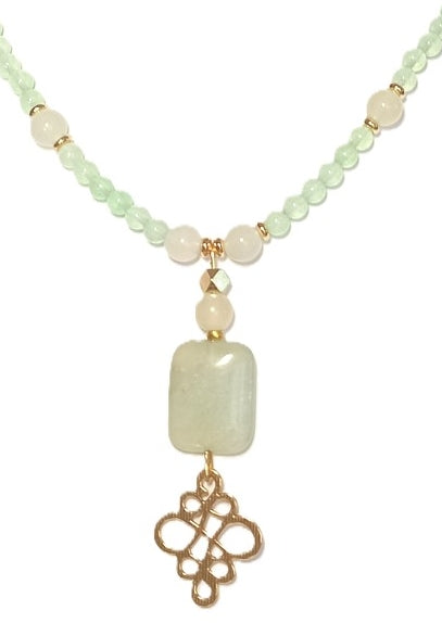 Schöne Jade Halskette in zartem Hellgrün mit chinesischem Knoten