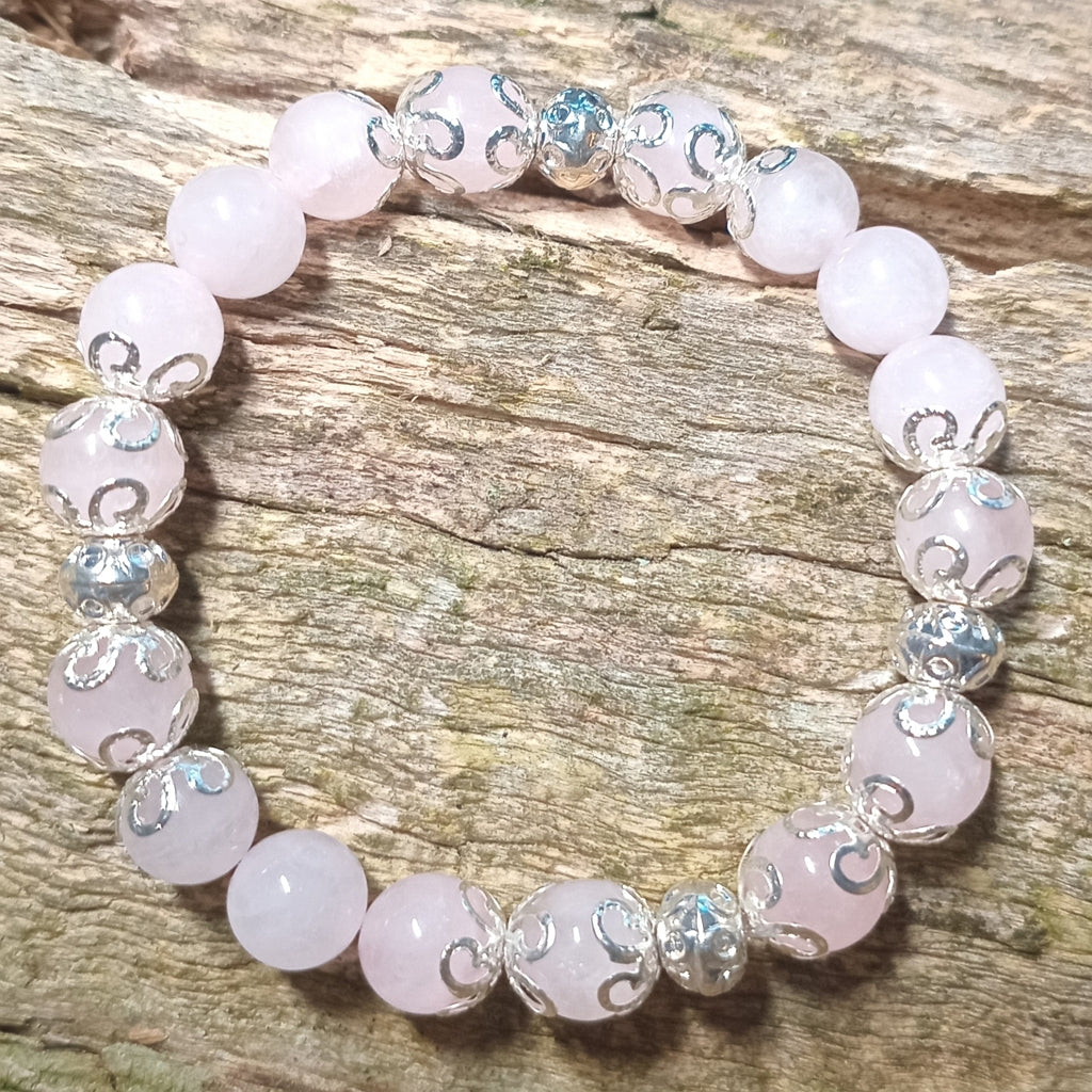 Armband aus Rosenquarz mit silbernen Perlkappen und Silberperlen