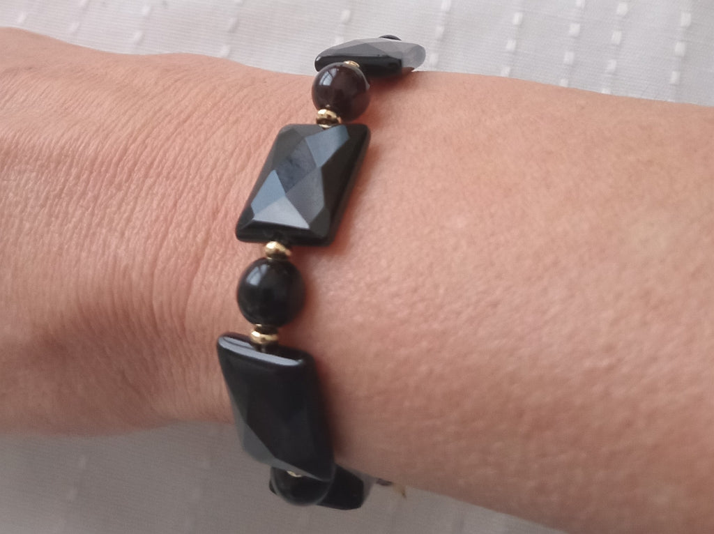 Schöne Armkette aus schwarzem Onyx mit Gold-Spacern und tollem Glanz