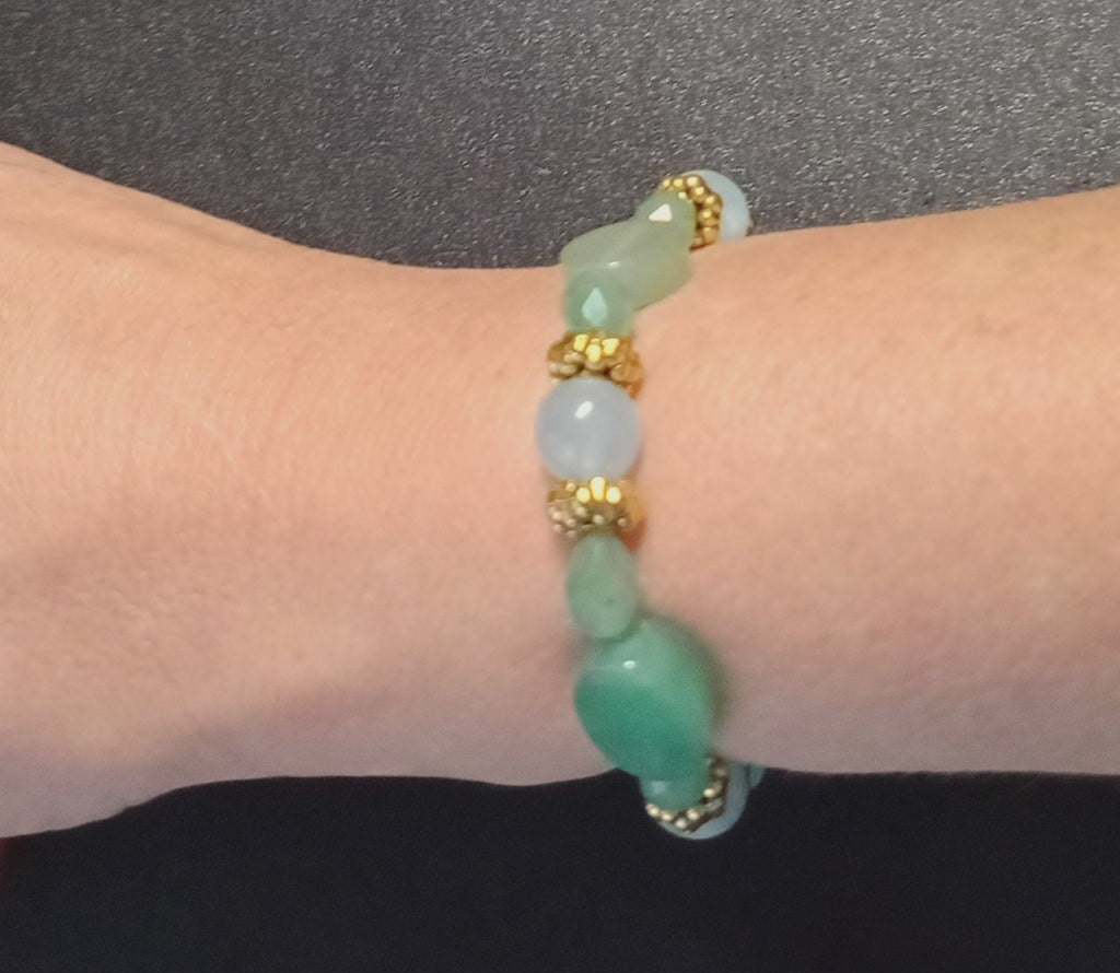 Schönes Armband aus Aventurin und Aquamarin mit Goldperlen