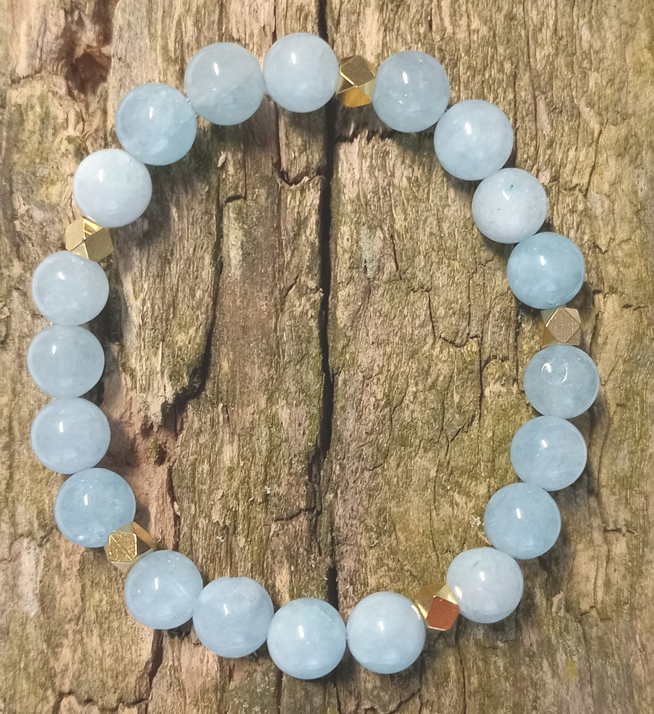 Schönes Armband aus Aquamarin mit hochwertigen Goldperlen und tollem Glanz