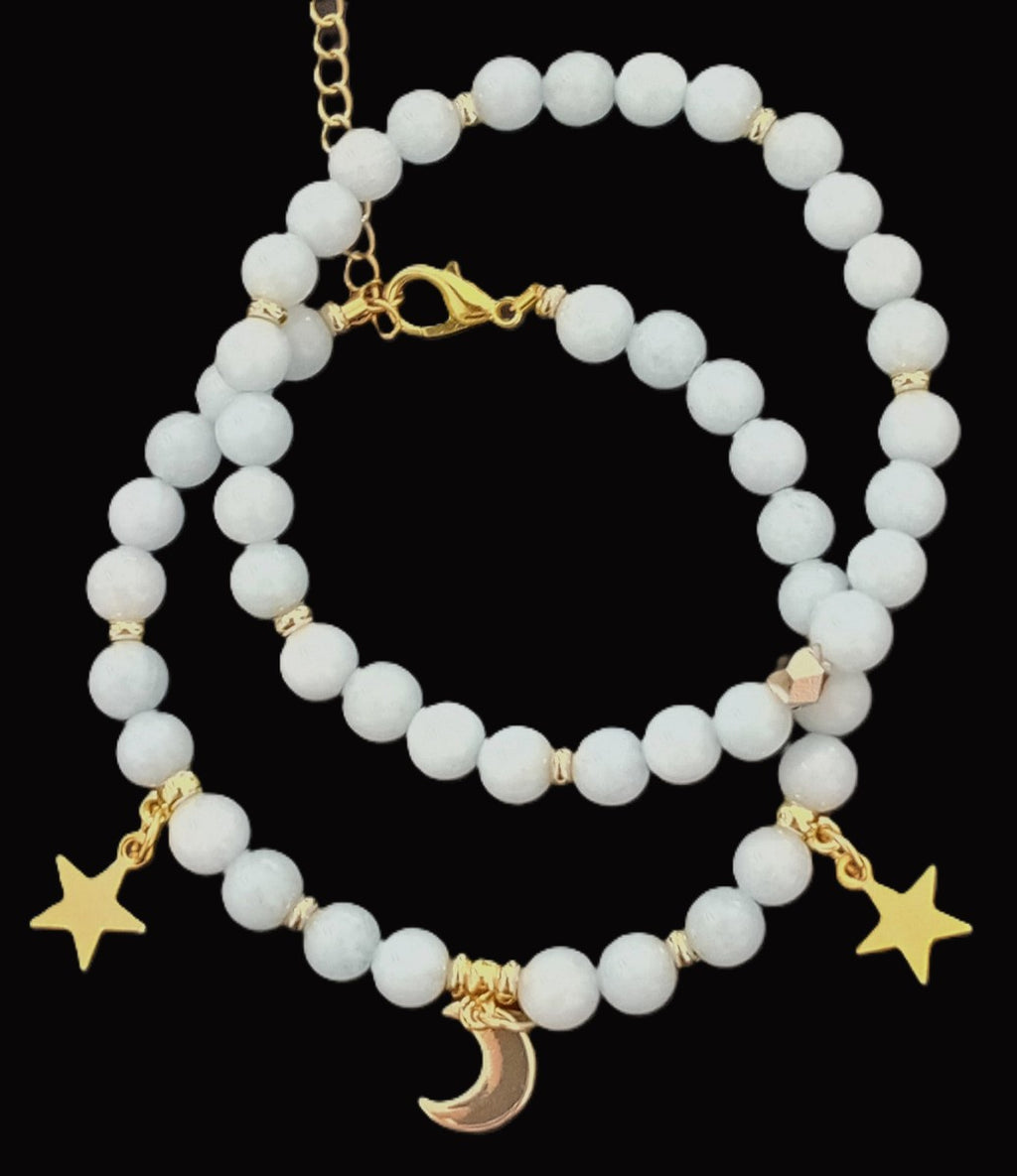Armkette aus Chalcedon mit goldenen Charms
