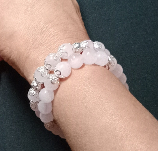 Armband aus Rosenquarz mit silbernen Perlkappen und 1 Silberperle
