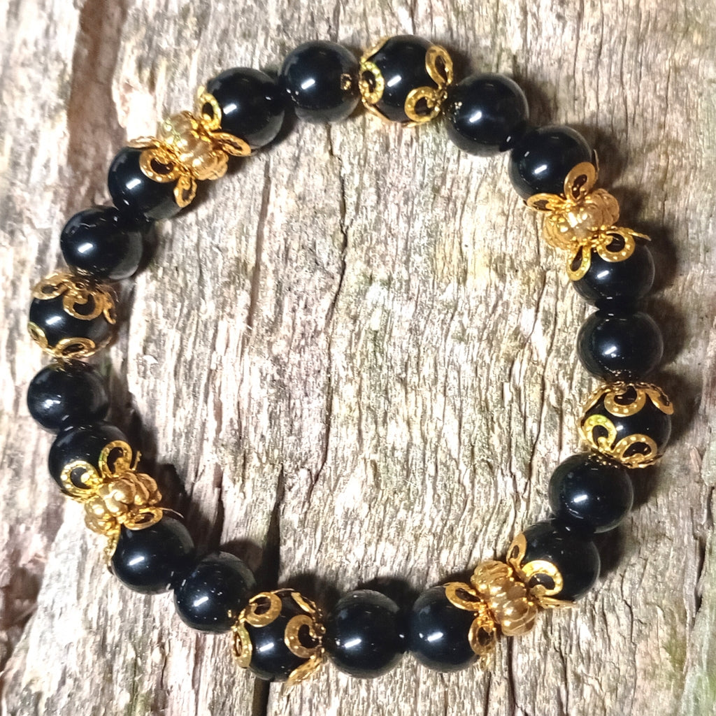 Onyx Armband in schwarz mit goldenen Perlkappen und Goldperlen