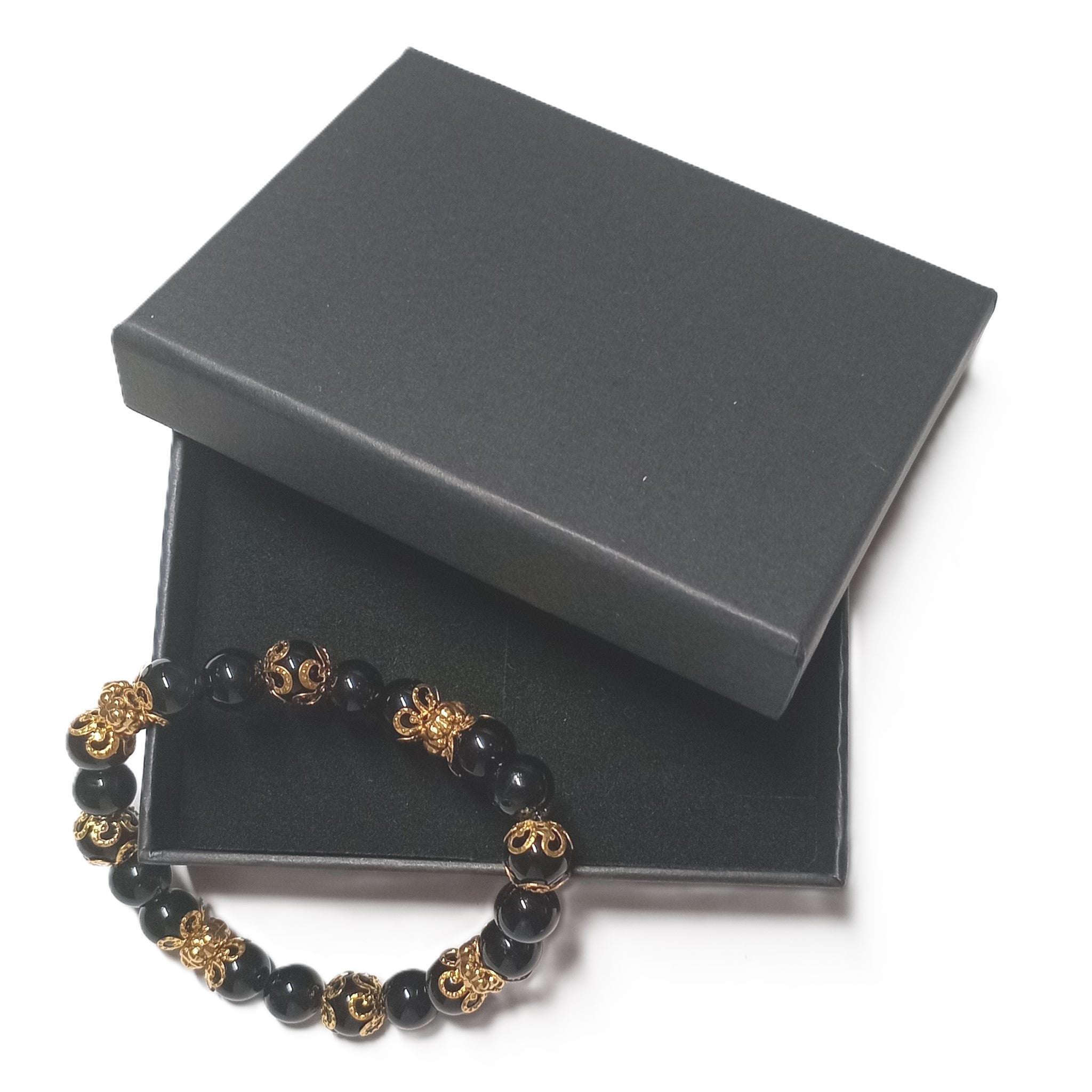 Onyx Armband in schwarz mit goldenen Perlkappen und Goldperlen