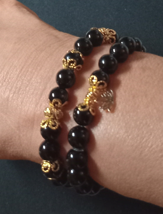 Onyx Armband in schwarz mit goldenen Perlkappen und Goldperlen