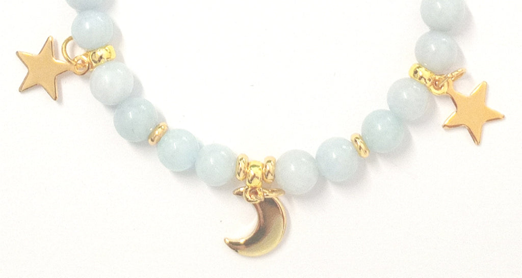 Armkette aus Chalcedon mit goldenen Charms