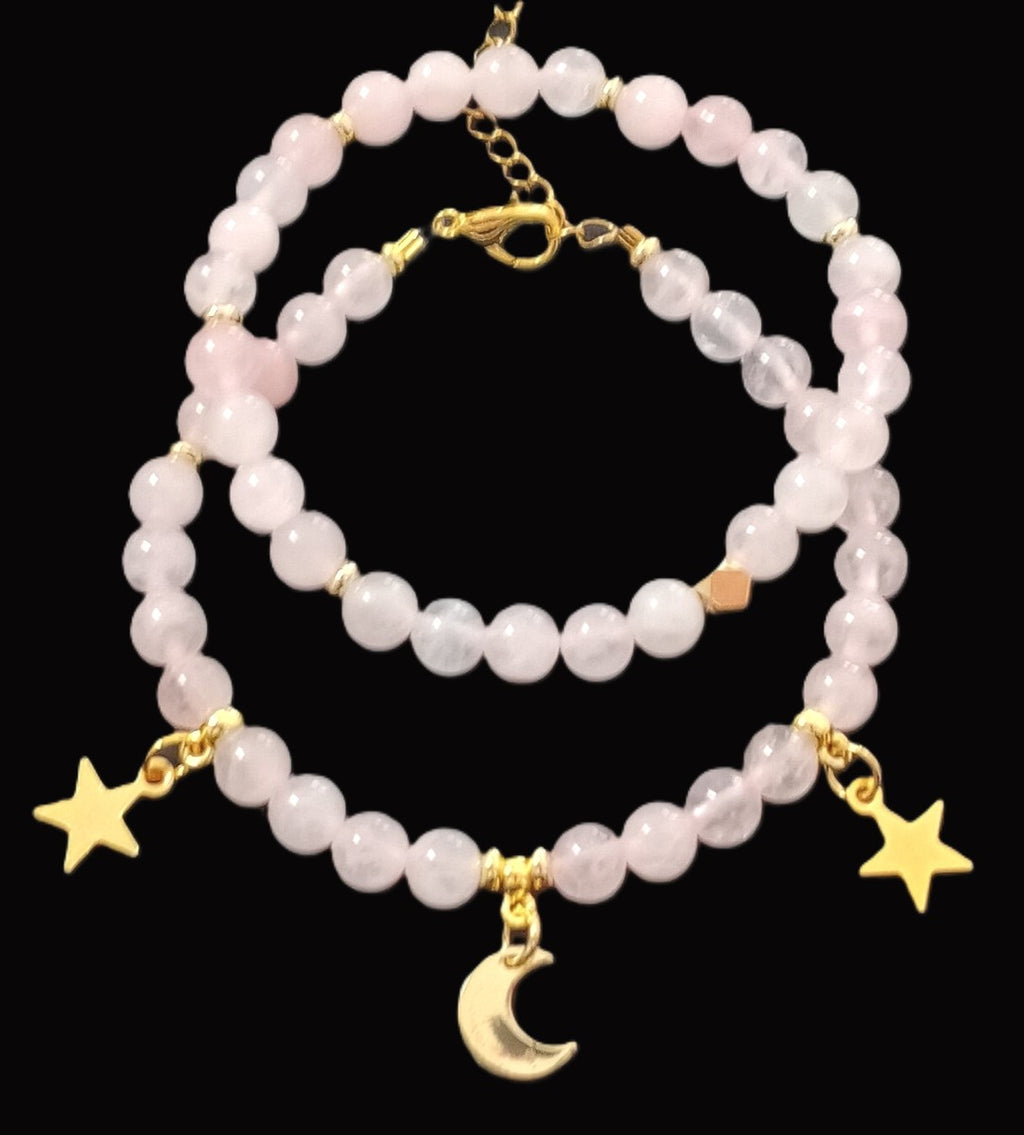 Armkette aus Rosenquarzperlen mit goldenen Charms