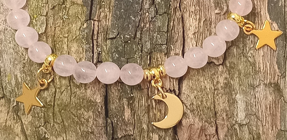 Armkette aus Rosenquarzperlen mit goldenen Charms