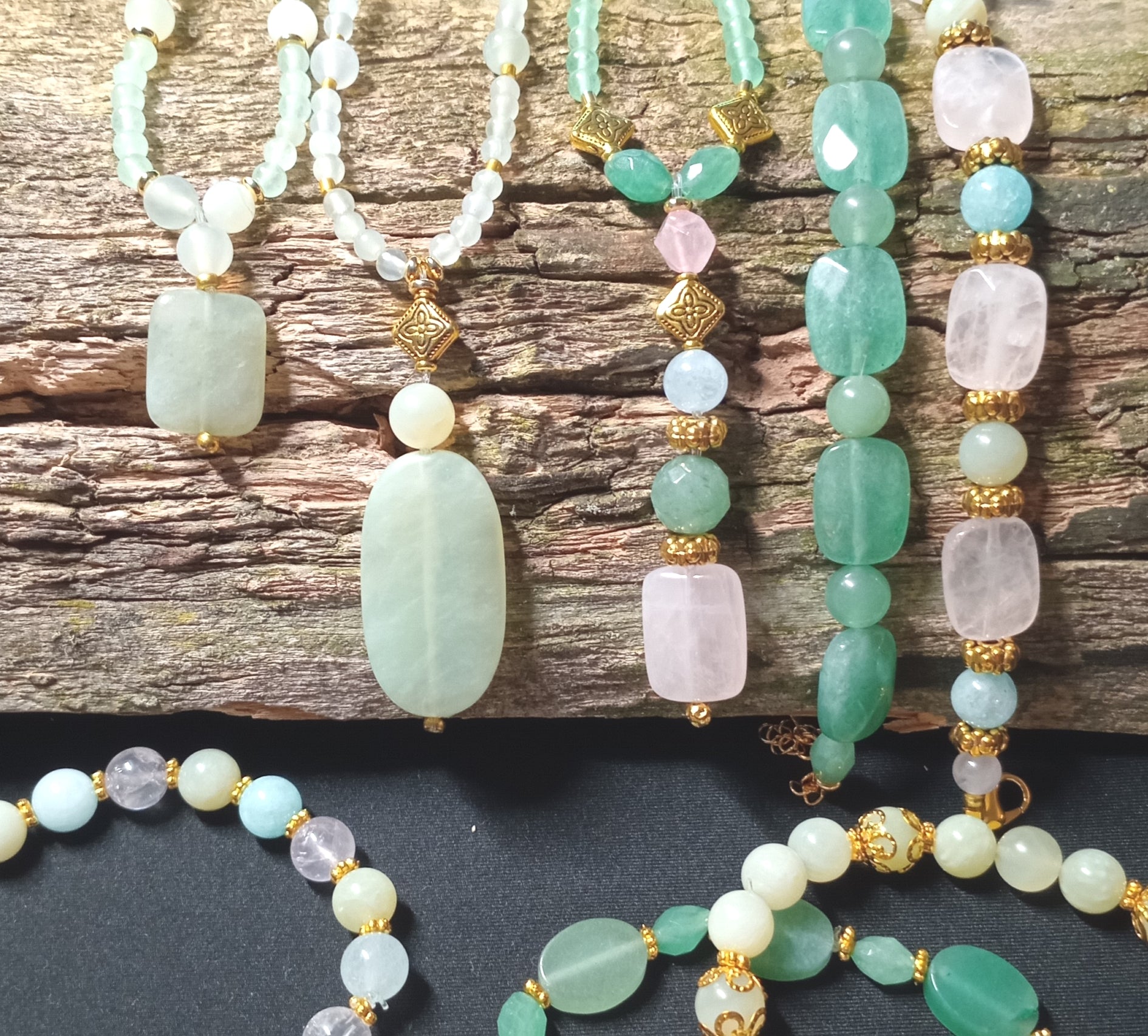 Halskette aus schönem glänzenden Aventurin mit Rosenquarz, Amazonit und Gold - Details
