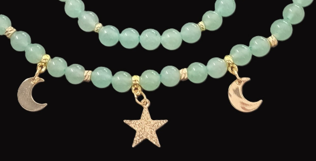 Armkette aus Aventurin mit goldenen Charms