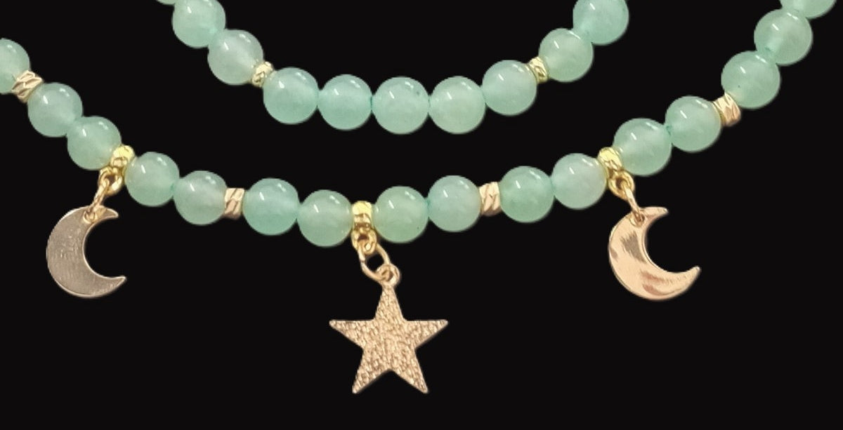 Armkette aus Aventurin mit goldenen Charms