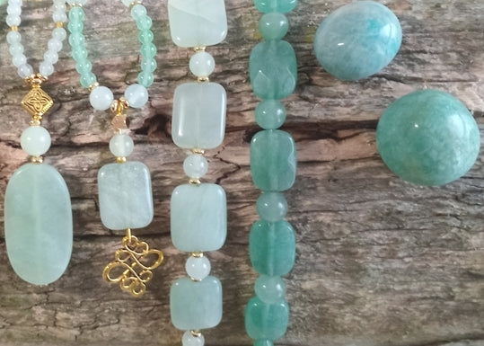 Schöne Jade Halskette in zartem Hellgrün mit chinesischem Knoten