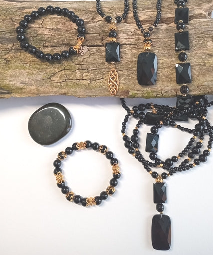 Schöne Halskette aus schwarzem Onyx mit Anhänger tibetischer Knoten mit tollem Glanz
