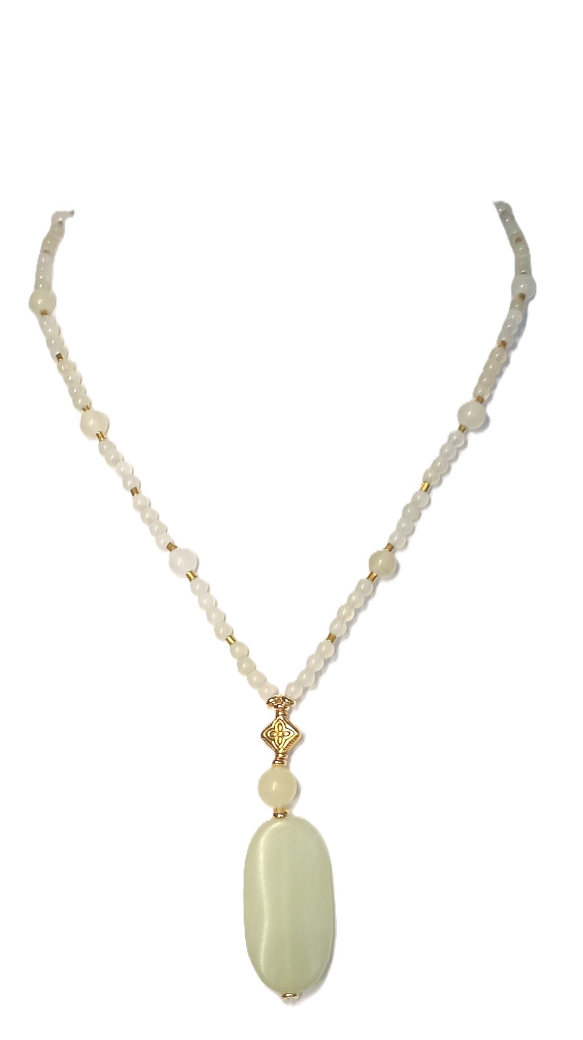 Jade Halskette in Hellgrün mit geschliffenem Anhänger und Goldakzenten