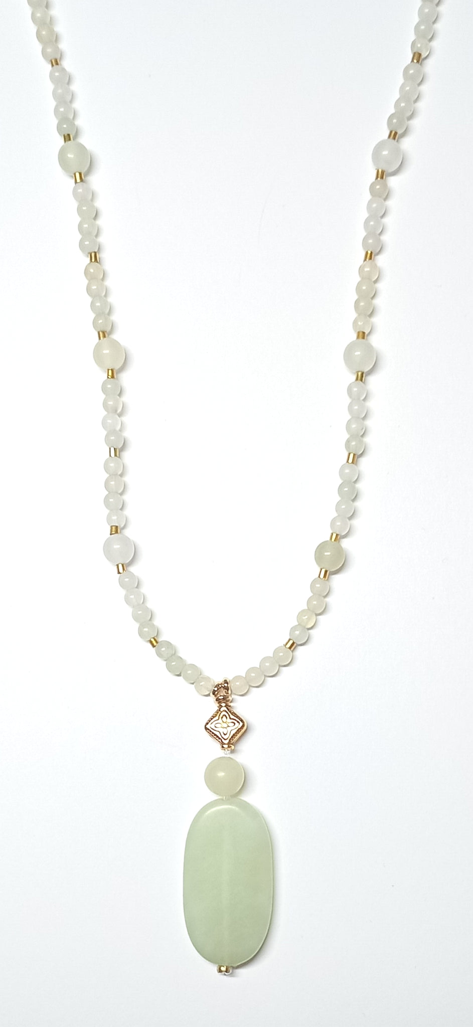 Jade Halskette in Hellgrün mit geschliffenem Anhänger und Goldakzenten