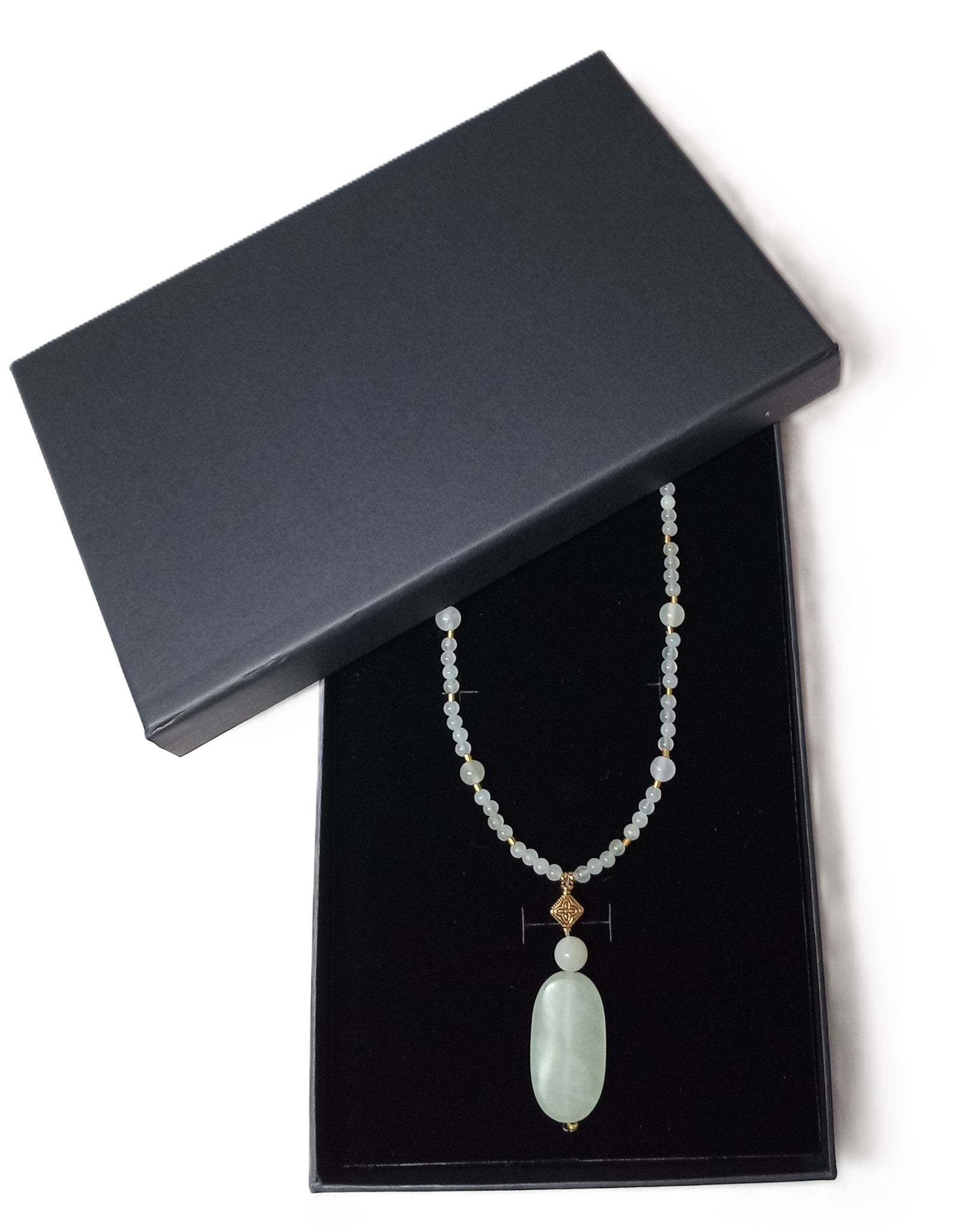 Jade Halskette in Hellgrün mit geschliffenem Anhänger und Goldakzenten
