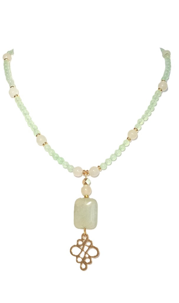 Schöne Jade Halskette in zartem Hellgrün mit chinesischem Knoten