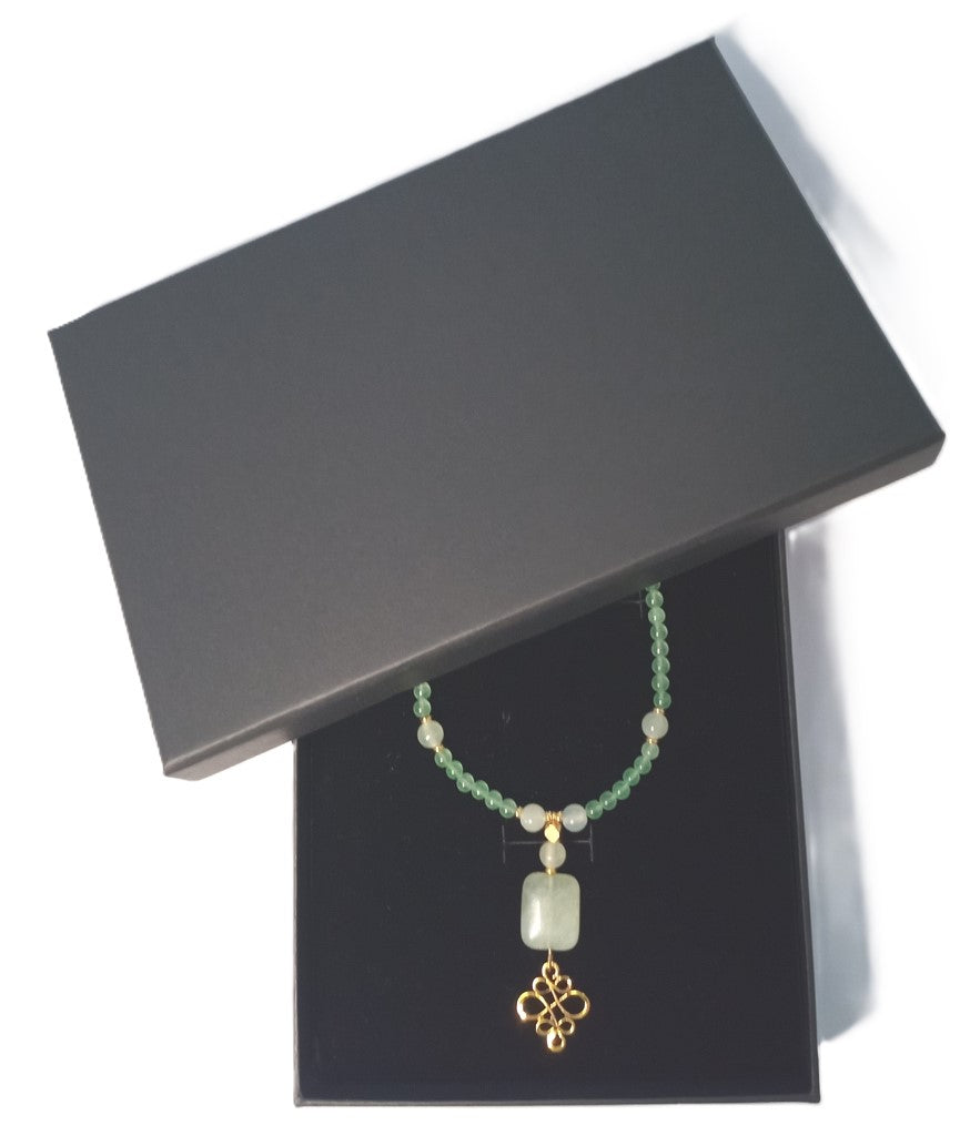 Schöne Jade Halskette in zartem Hellgrün mit chinesischem Knoten