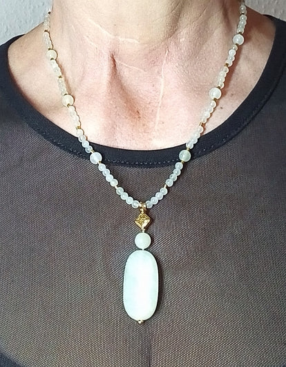 Jade Halskette in Hellgrün mit geschliffenem Anhänger und Goldakzenten