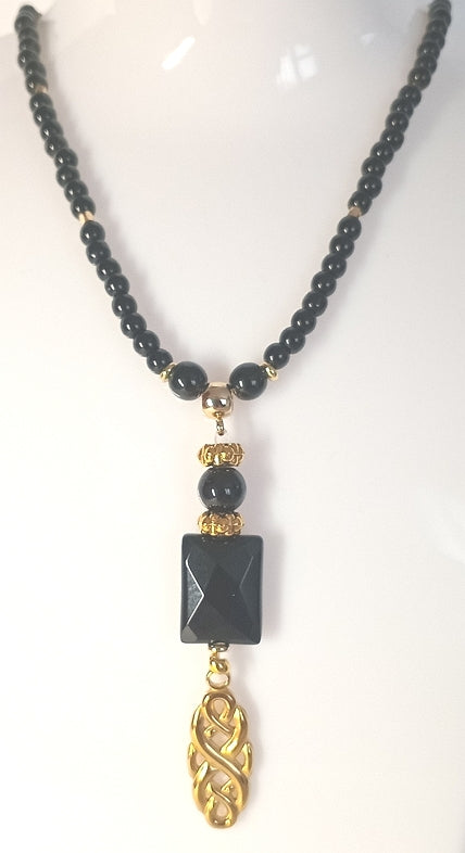 Schöne Halskette aus schwarzem Onyx mit Anhänger tibetischer Knoten mit tollem Glanz