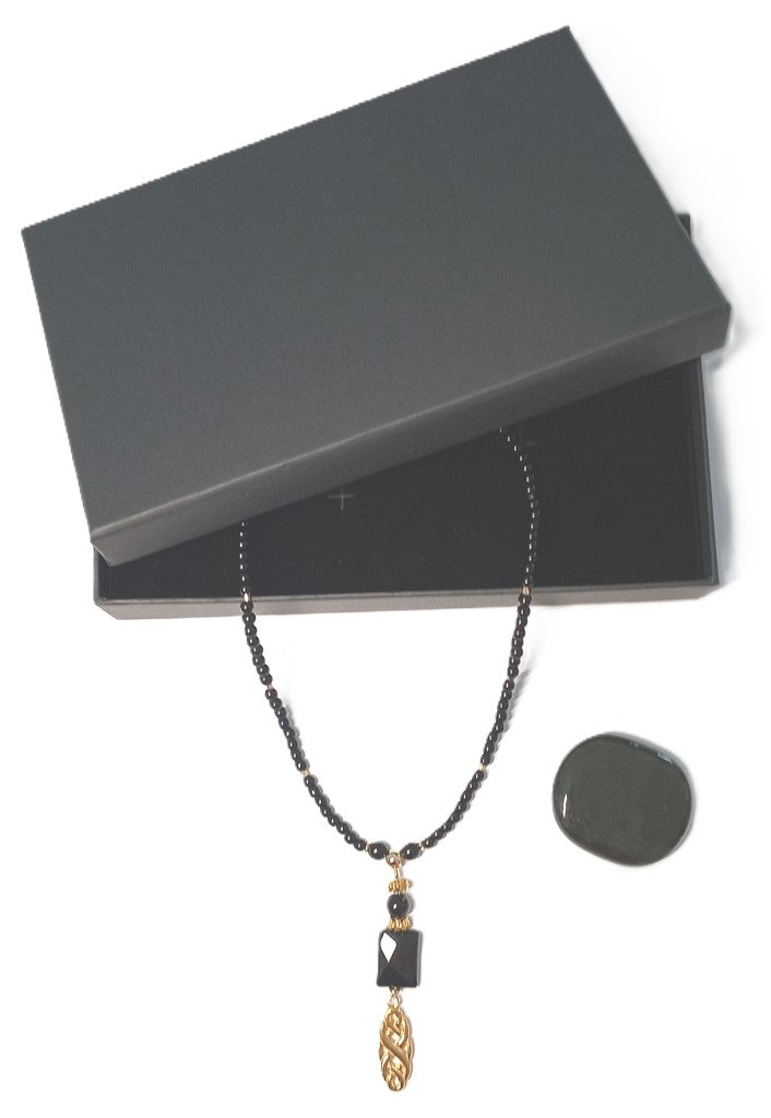 Schöne Halskette aus schwarzem Onyx mit Anhänger tibetischer Knoten mit tollem Glanz