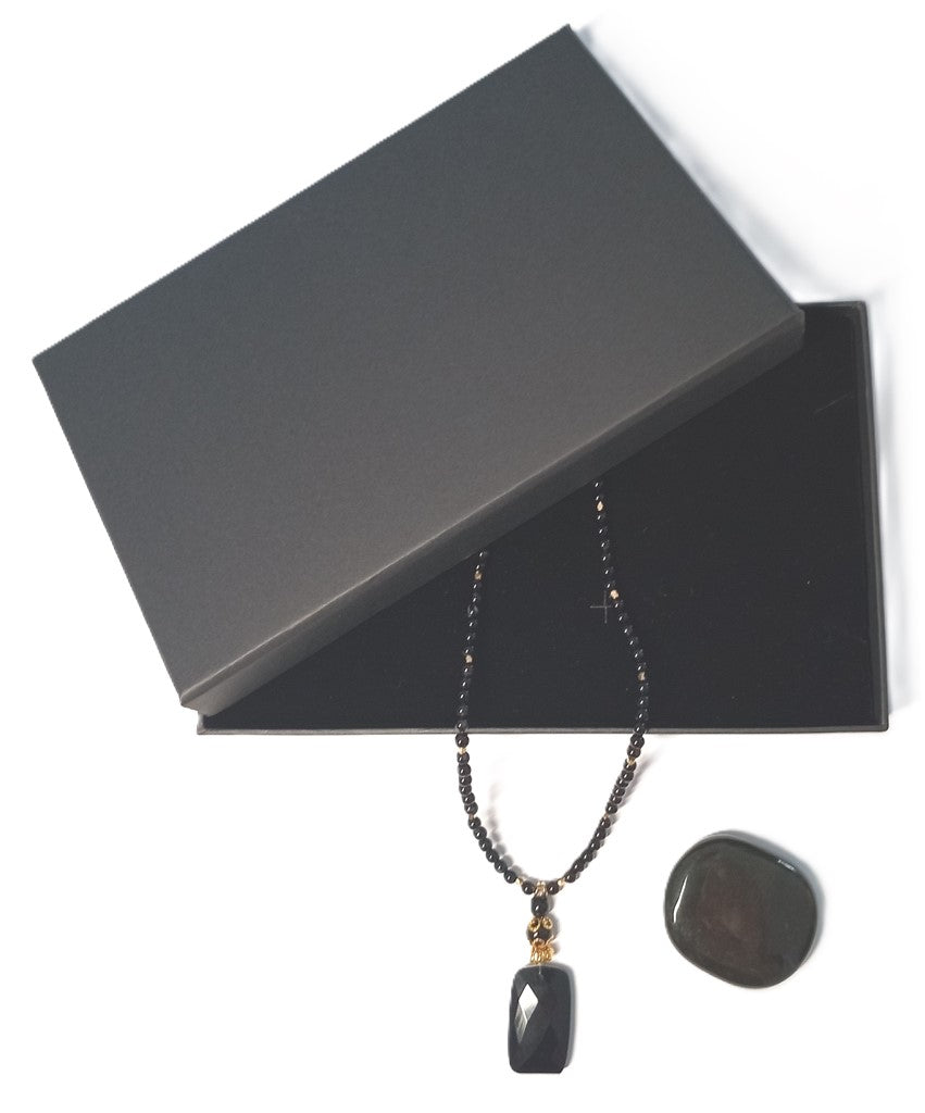 Schöne Halskette aus schwarzem Onyx mit Anhänger mit tollem Glanz