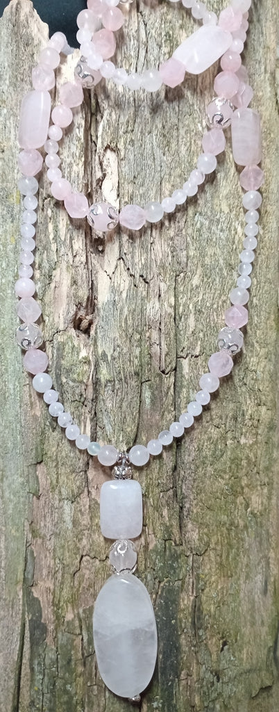 Doppelte Rosenquarz Halskette lang mit ovalem Anhänger und tollem Glanz