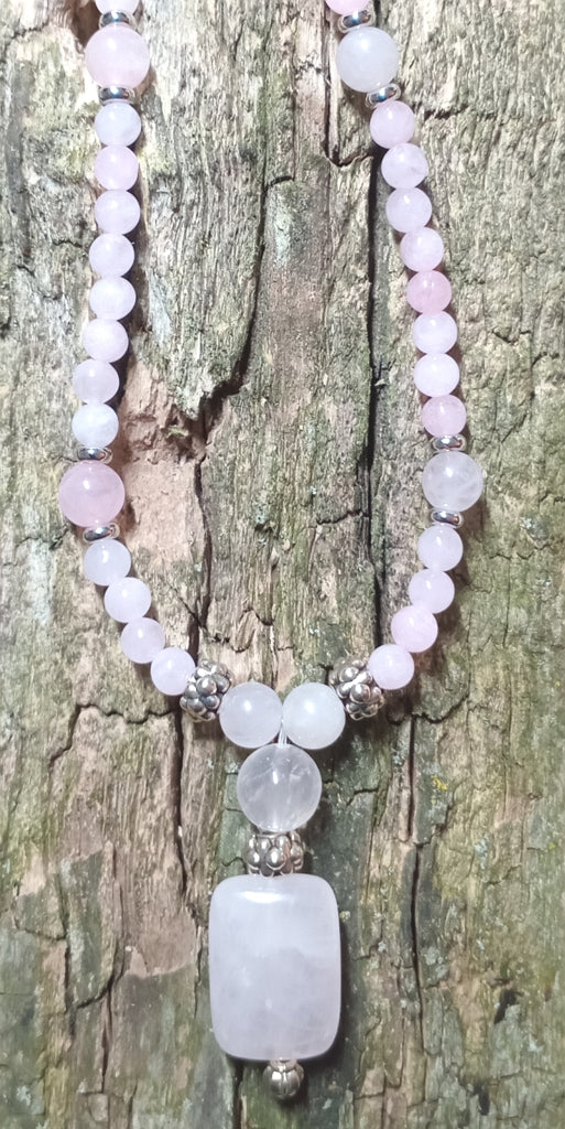 Rosenquarz Halskette mit Silber und geschliffenem Rechteck-Anhänger