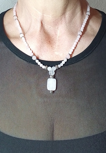 Rosenquarz Halskette mit Silber und geschliffenem Rechteck-Anhänger