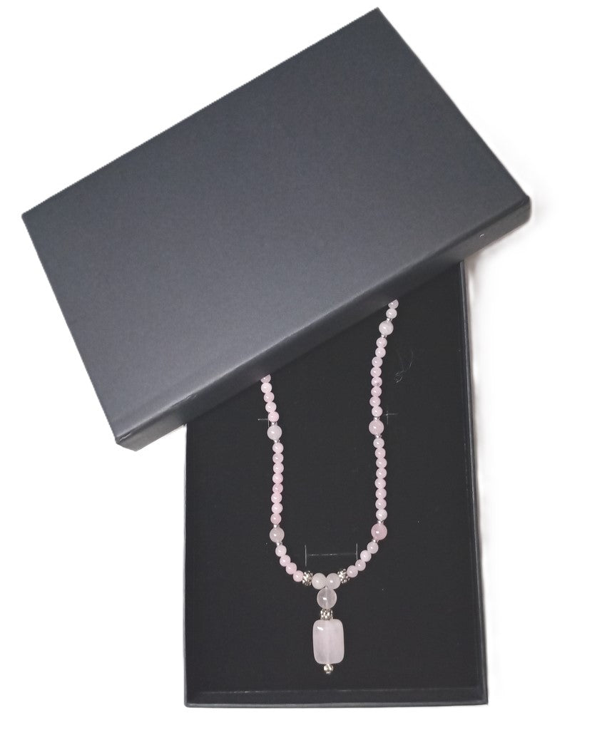 Rosenquarz Halskette mit Silber und geschliffenem Rechteck-Anhänger