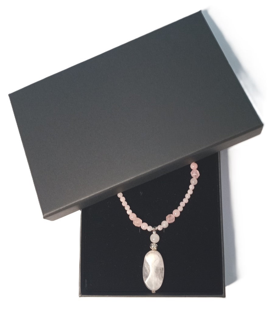 Rosenquarz Halskette pur mit geschliffenem ovalem Anhänger